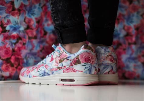 nike bloemen sneakers|nike flower shoes for women.